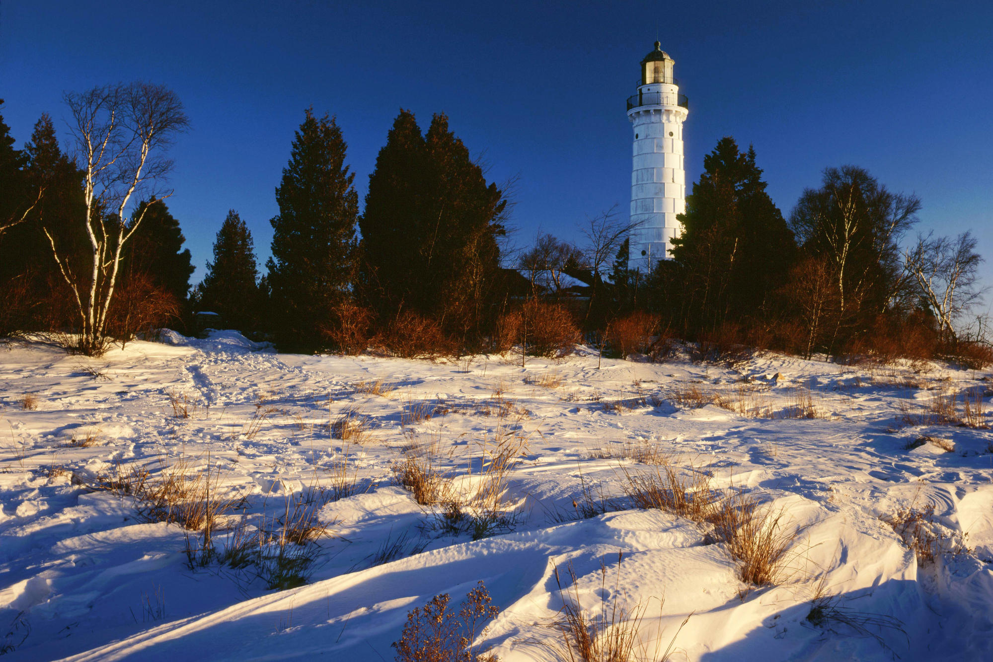 Ели маяк. Мичиган зимой. Cana Island Lighthouse, Висконсин. Маяк в снегу. Маяк зимой.