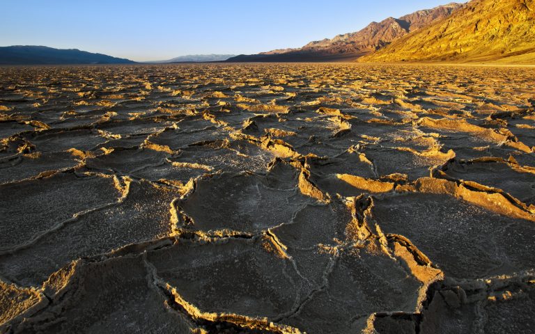 Badwater. Badwater basin Death Valley. Впадина Бэдуотер. Долина смерти озеро. Бассейн Бадуотер.